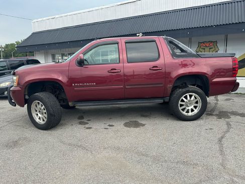 Used 2009 Chevrolet Avalanche LT w/ Convenience Package #1 AWD/4WD image 3