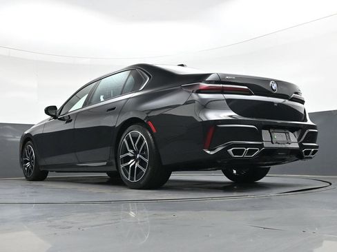 Used 2025 BMW 760i xDrive w/ Luxury Rear Seating Package image 29