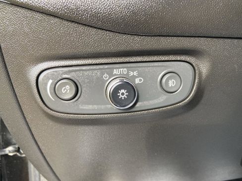 Used 2020 Chevrolet Equinox Premier image 17