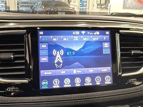 Used 2018 Chrysler Pacifica Limited image 16