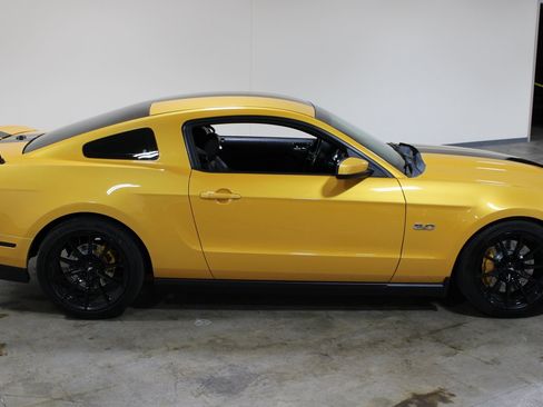 Used 2011 Ford Mustang GT RWD image 2