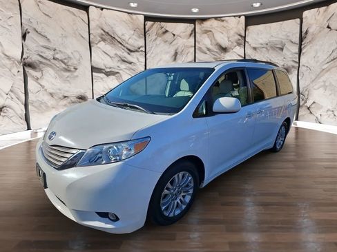 Used 2011 Toyota Sienna XLE image 1