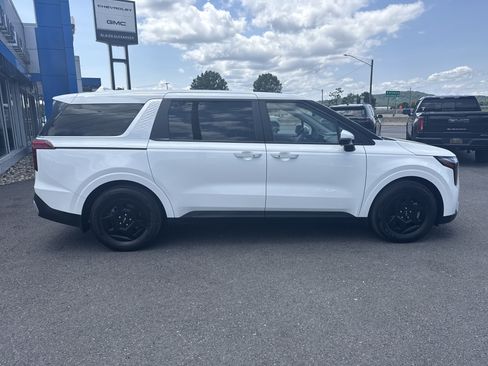 Used 2025 Kia Carnival FWD image 2
