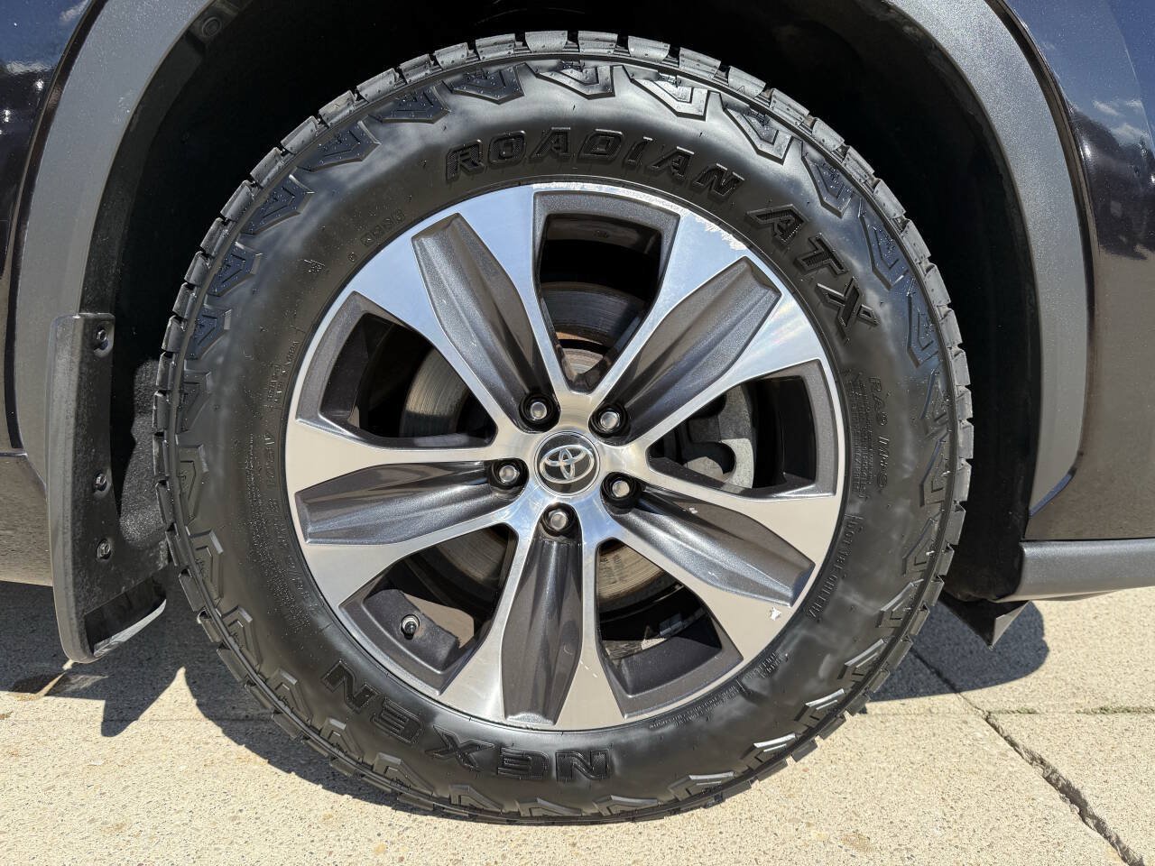 Used 2021 Toyota Highlander XLE AWD/4WD image 11