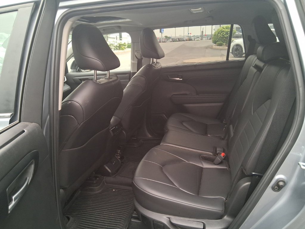 Used 2024 Toyota Highlander XLE AWD/4WD image 25