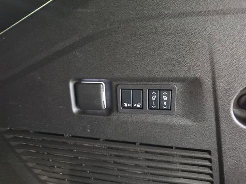 Used 2025 GMC Yukon XL Denali AWD/4WD image 26