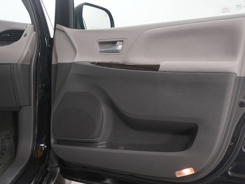 Used 2017 Toyota Sienna XLE image 9