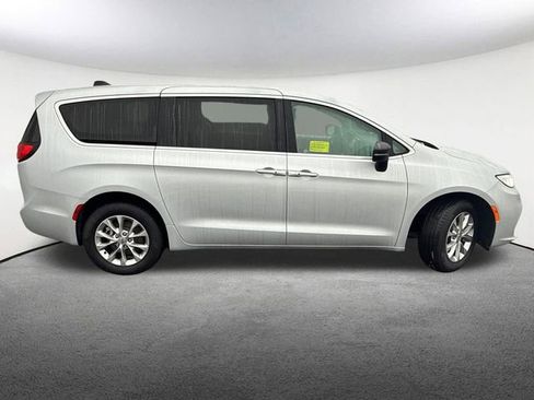 Used 2024 Chrysler Pacifica Touring-L image 15
