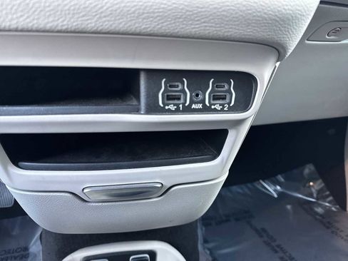 Used 2021 Chrysler Pacifica Touring image 29