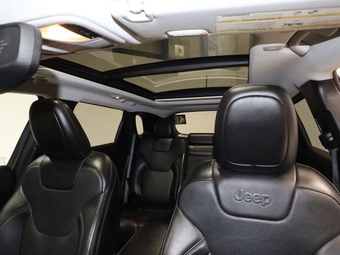 Used 2019 Jeep Cherokee Limited w/ Technology Group AWD/4WD image 11