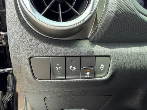 Used 2023 Hyundai Kona Limited FWD image 12