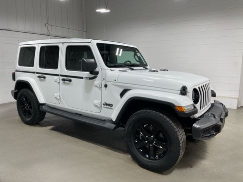 Used 2019 Jeep Wrangler Unlimited Sahara AWD/4WD image 3
