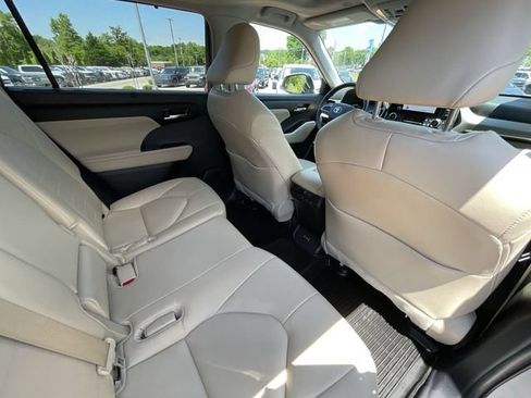 Used 2024 Toyota Highlander XLE AWD/4WD image 35