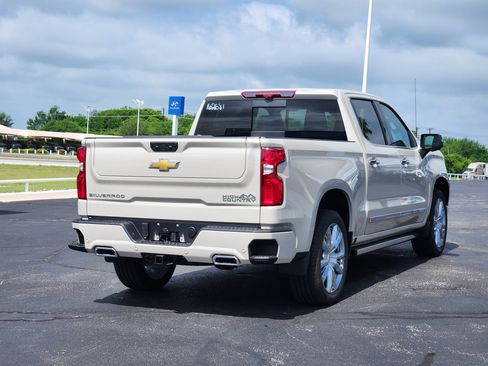 New 2026 Chevrolet Silverado 1500 High Country w/ High Country Premium Package AWD/4WD image 4