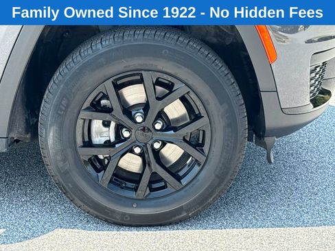 Used 2025 Jeep Grand Cherokee L Laredo AWD/4WD image 12