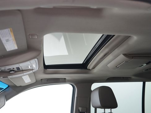 Used 2018 Chevrolet Suburban Premier AWD/4WD image 27
