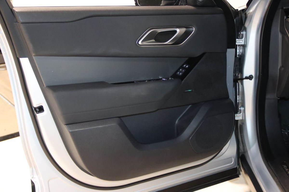 Used 2025 Land Rover Range Rover Velar Dynamic SE AWD/4WD image 31