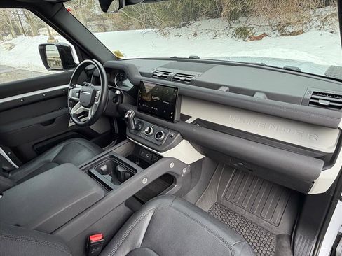 Used 2023 Land Rover Defender 130 SE image 34