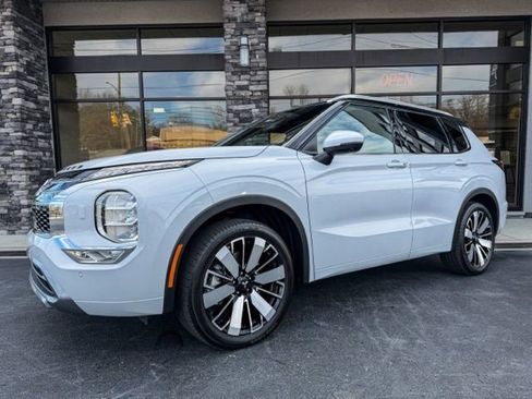 Used 2025 Mitsubishi Outlander SEL image 2