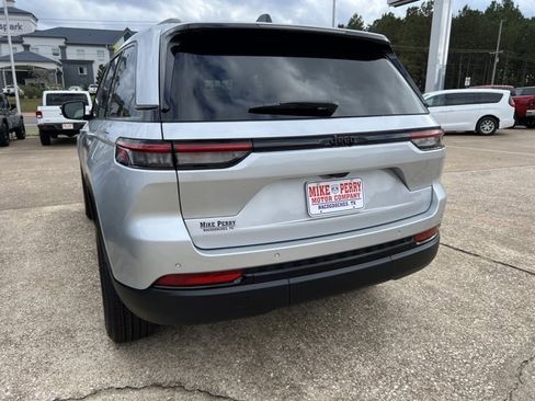 New 2025 Jeep Grand Cherokee Altitude image 3