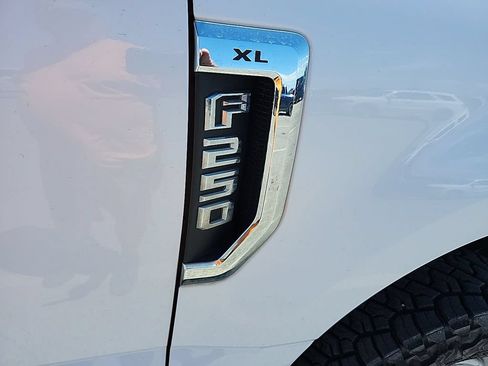Used 2018 Ford F250 XL w/ Power Equipment Group AWD/4WD image 18