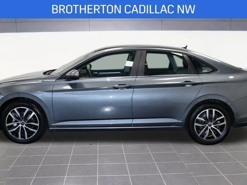 Used 2025 Volkswagen Jetta SE image 2