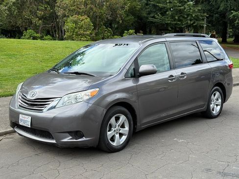 Used 2016 Toyota Sienna LE FWD image 1