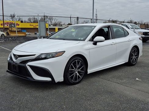 Used 2021 Toyota Camry SE FWD image 3