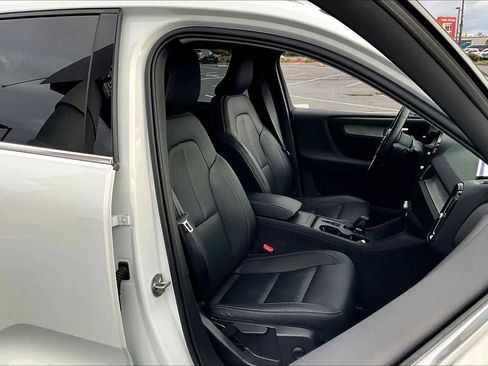 Used 2025 Volvo XC40 B5 Core w/ Protection Package Premier image 10