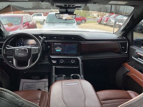 Used 2025 GMC Sierra 2500 Denali Ultimate image 12