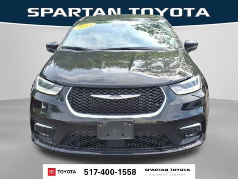 Used 2024 Chrysler Pacifica Touring-L FWD image 3