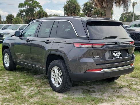 Used 2024 Jeep Grand Cherokee Laredo RWD image 3