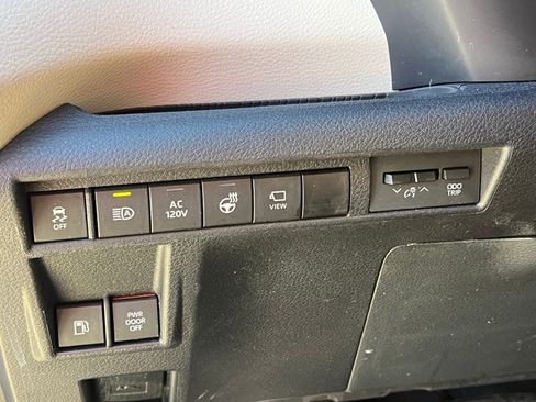 Used 2021 Toyota Sienna Platinum image 29