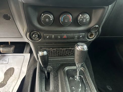 Used 2017 Jeep Wrangler Unlimited Sahara w/ Connectivity Group AWD/4WD image 14