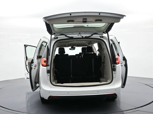 Used 2023 Chrysler Pacifica Touring-L FWD image 40