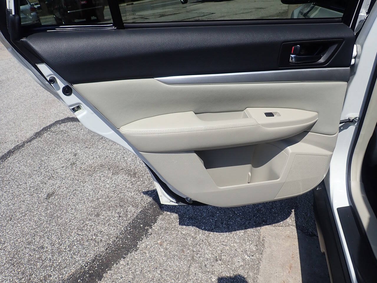 Used 2011 Subaru Outback 2.5i Premium w/ All-Weather Pkg AWD/4WD image 15