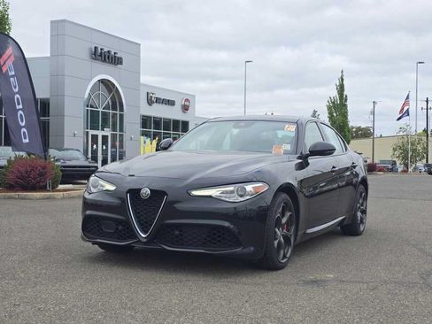 Used 2020 Alfa Romeo Giulia Ti Sport w/ Quick Order Package 22S Sport AWD/4WD image 15