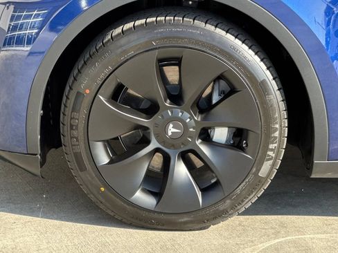 Used 2023 Tesla Model Y Long Range AWD/4WD image 32