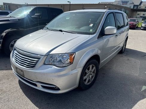 Used 2012 Chrysler Town & Country Touring w/ Entertainment Group #1 FWD image 3