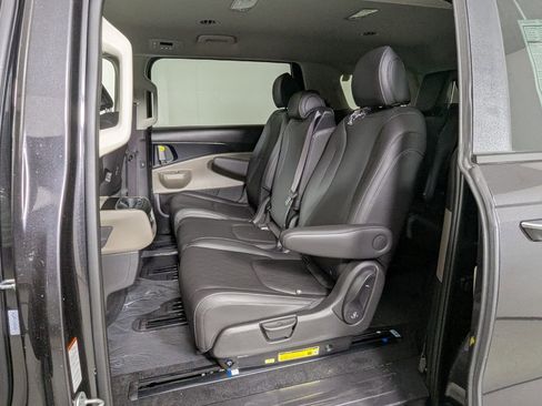 New 2026 Kia Carnival FWD image 23