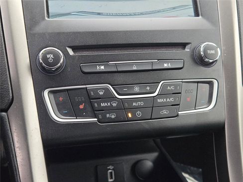 Used 2017 Ford Fusion SE w/ Fusion SE Technology Package image 30