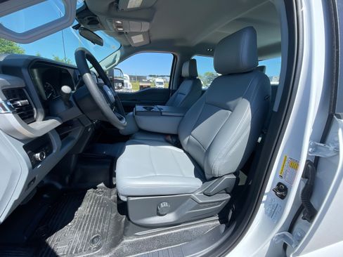 New 2025 Ford F250 XL w/ F-250 >10K GVWR Package RWD image 4