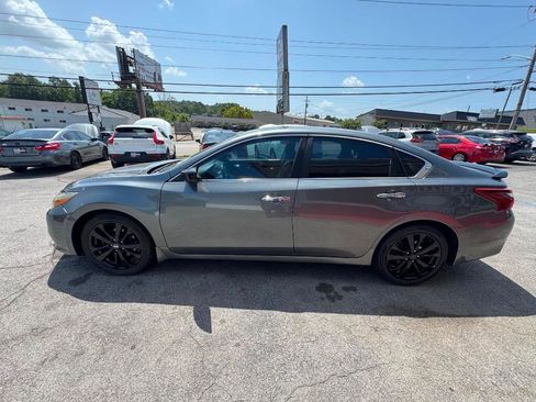 Used 2017 Nissan Altima 2.5 SR w/ Midnight Edition Package FWD image 2