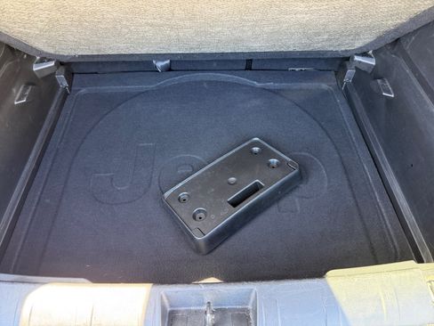 Used 2020 Jeep Renegade Latitude w/ Popular Equipment Group FWD image 27