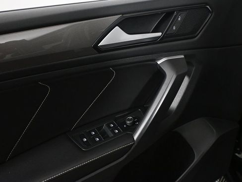 Used 2023 Volkswagen Tiguan SE image 8