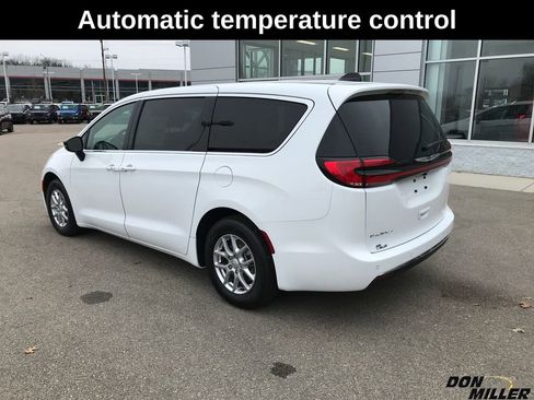 New 2026 Chrysler Pacifica Select image 8