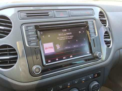Used 2017 Volkswagen Tiguan SEL FWD image 31