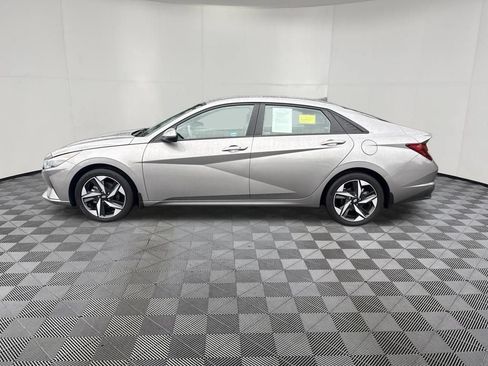 Used 2023 Hyundai Elantra SEL w/ Convenience Package FWD image 8