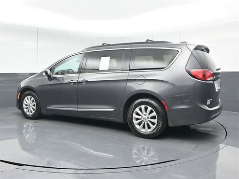 Used 2017 Chrysler Pacifica Touring-L FWD image 7