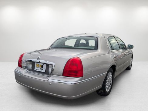 Used 2005 Lincoln Town Car Signature Limited image 5